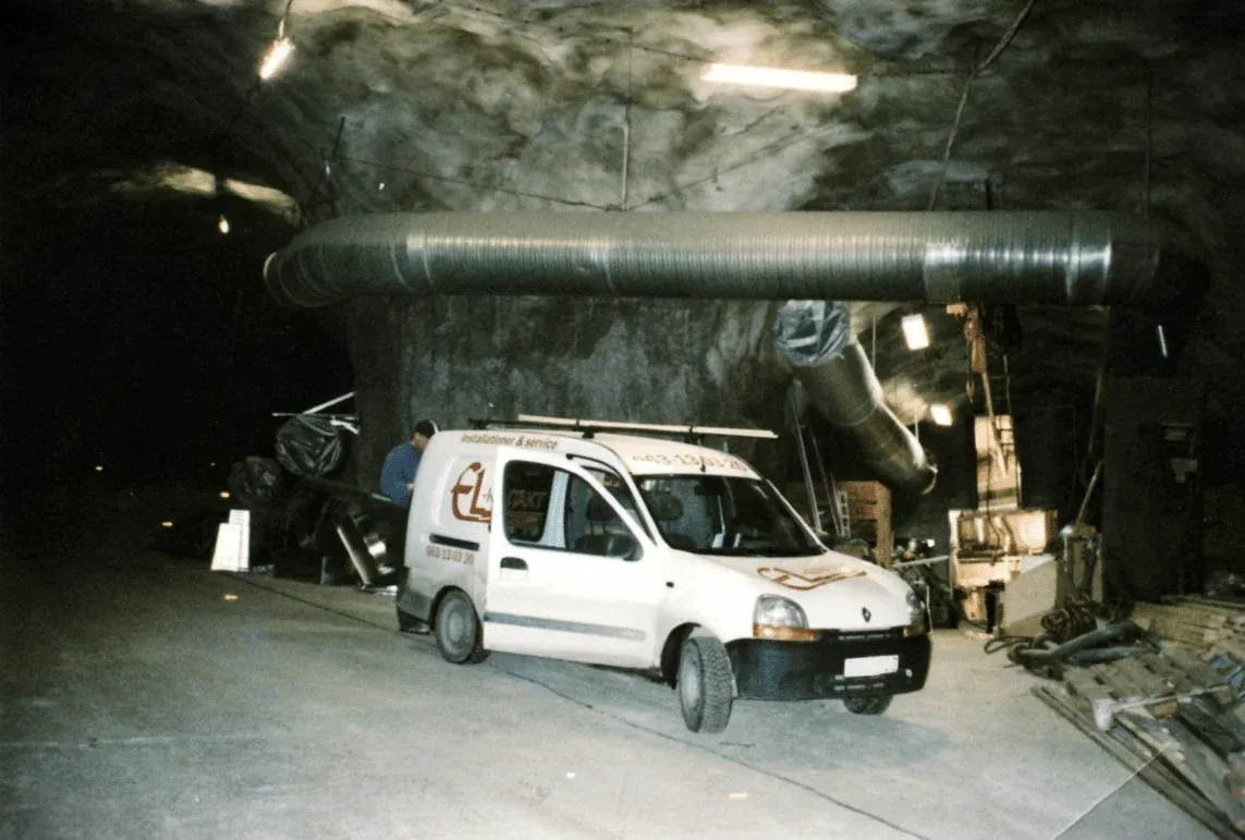 Elkontakts servicebil parkerad i en bergtunnel under ett tidigt uppdrag.